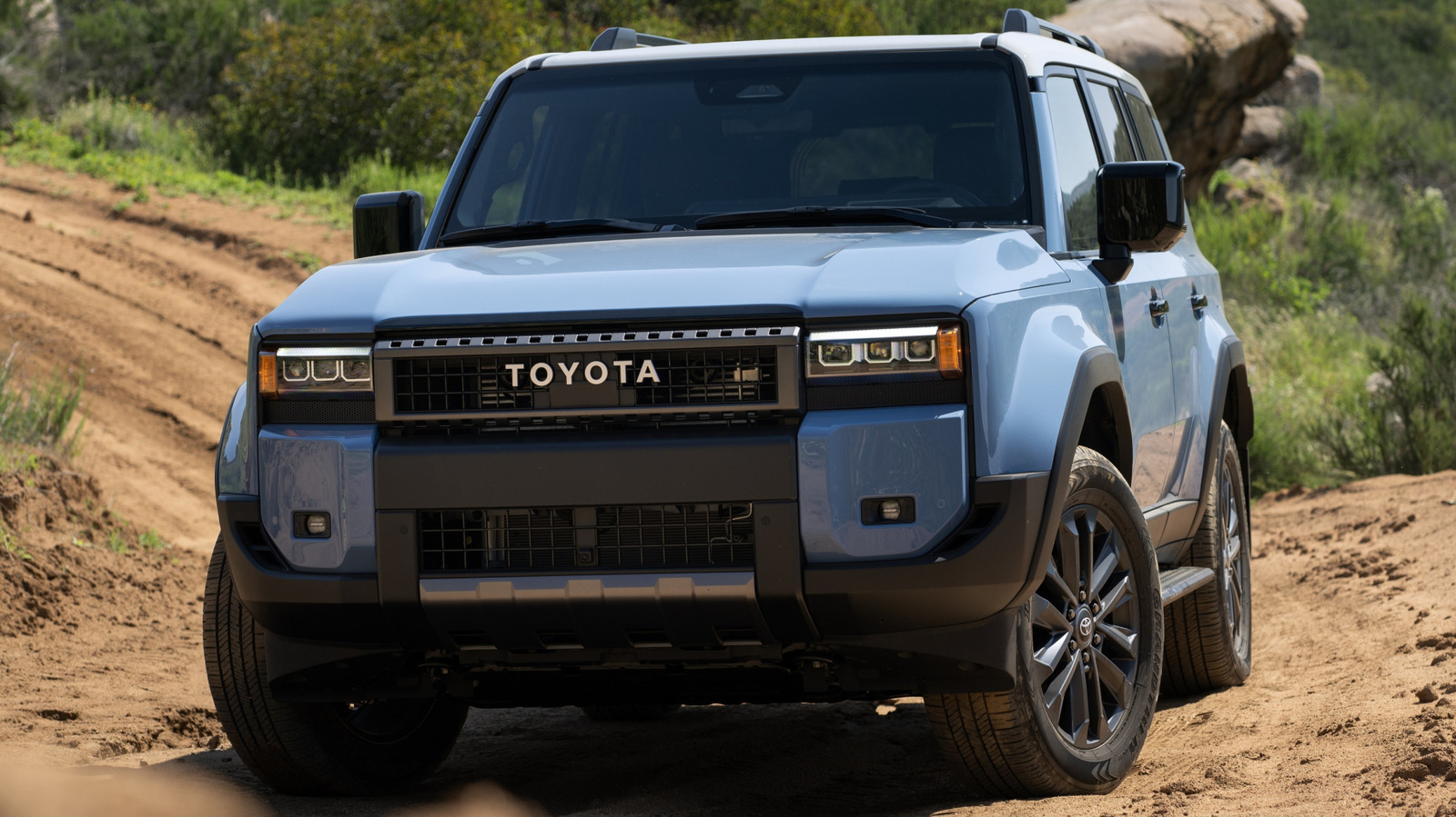 Toyota Land Cruiser против Land Rover Defender: какой внедорожник обесценивается быстрее?