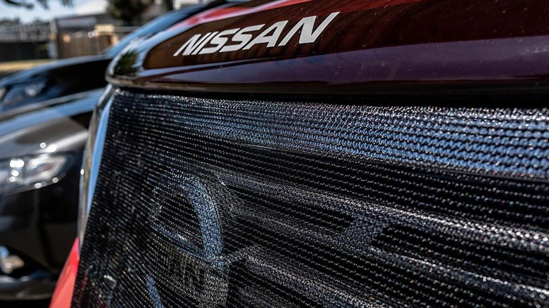 Экран от насекомых установлен на передней части Nissan