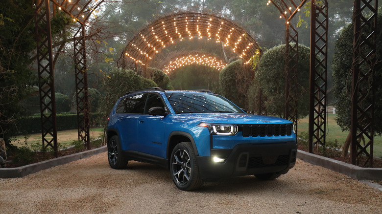 Рекламное изображение Jeep Cherokee 2026 года