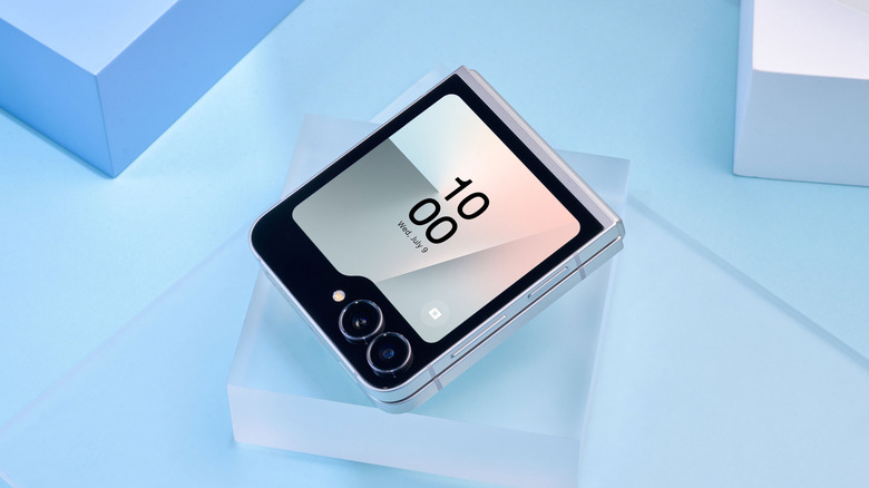 Samsung Galaxy Z Flip 7 FE на столе