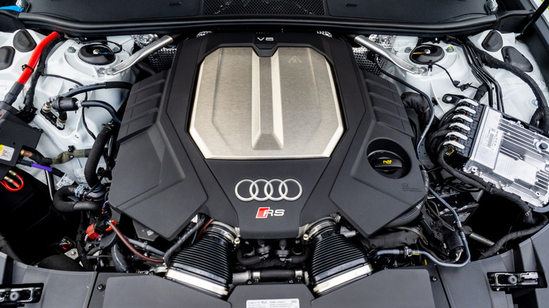 Моторный отсек Audi RS 6 Avant 2026 года