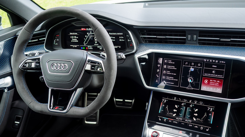 Рулевое управление, приборная панель и сенсорные экраны Audi RS 6 Avant 2026 года выпуска