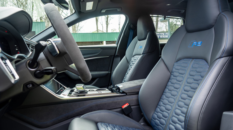 Передние сиденья Audi RS 6 Avant 2026 года, вид со стороны водителя