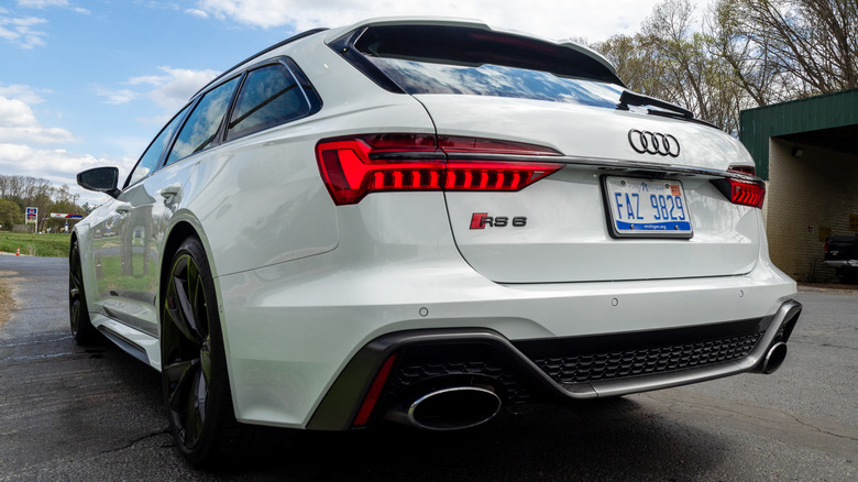 Audi RS 6 Avant 2026 года, вид слева сзади в три четверти