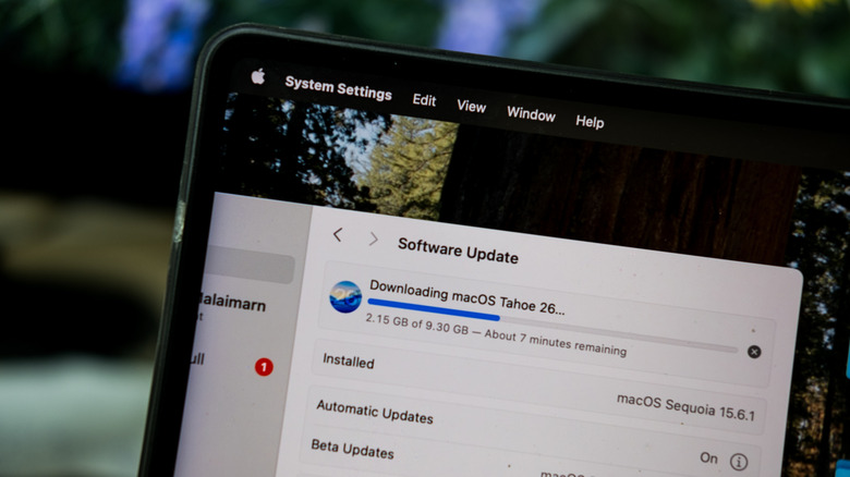 Компьютер Mac обновляется до macOS Tahoe