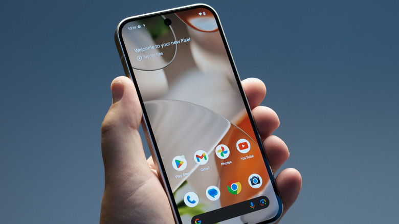 Человек со смартфоном Pixel 9