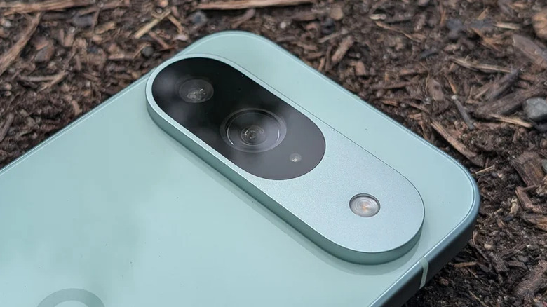 Модуль камеры Pixel 9 крупным планом.