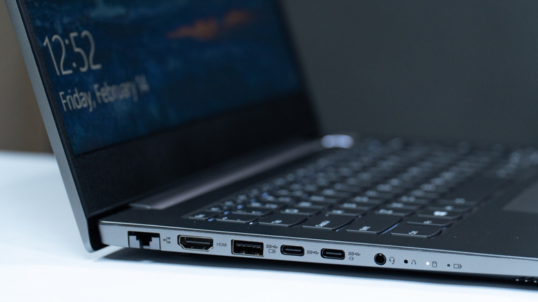 Боковой профиль ноутбука с ОС Windows, демонстрирующий порты USB.