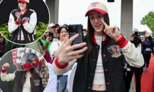 Кейтлин Кларк надела кастомный шлем и получила бурные овации в роли гранд-маршала Indy 500