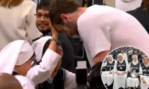 Салезианские сестры благословляют Люка Корнета из «Шпор» перед победой в четвёртой игре