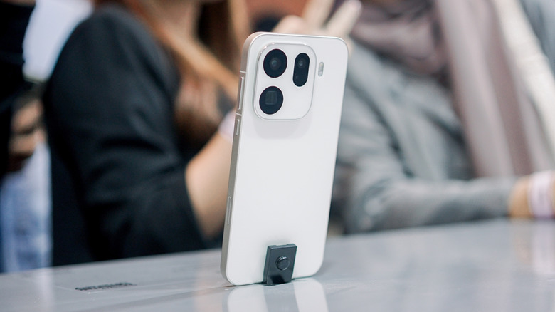 Oppo Find X9 Pro на витрине в магазине