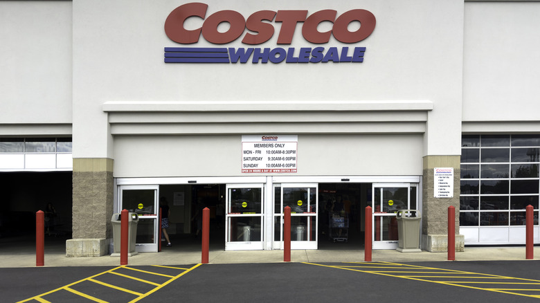 Вход в складской клуб Costco.