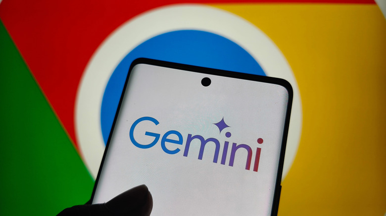 Смартфон с изображением Gemini перед логотипом Chrome.