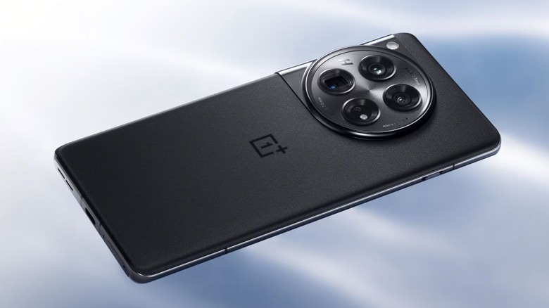 Рекламное изображение черного OnePlus 12