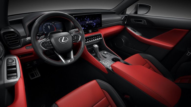 Вид салона Lexus IS 2026 года в студийной обстановке