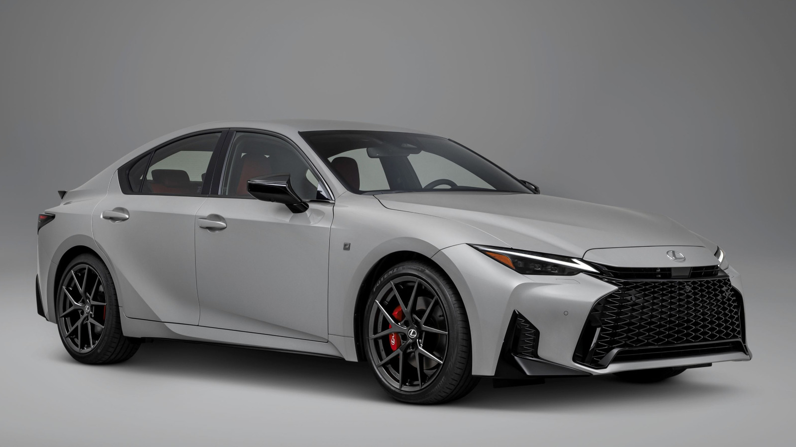 Почему Lexus IS 2026 года все еще использует под капотом двигатель десятилетней давности