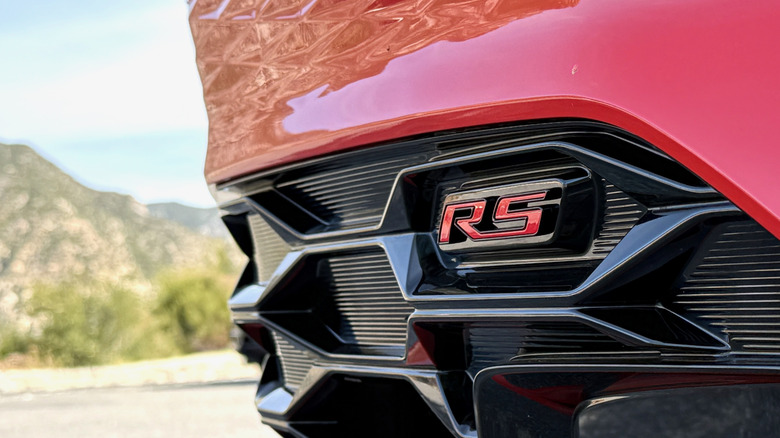 Передняя эмблема Chevrolet Bolt RS 2027 года