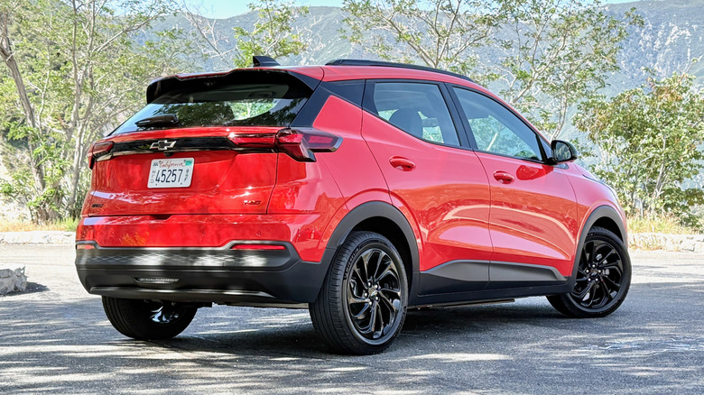 Chevrolet Bolt 2027 года припаркован в тени
