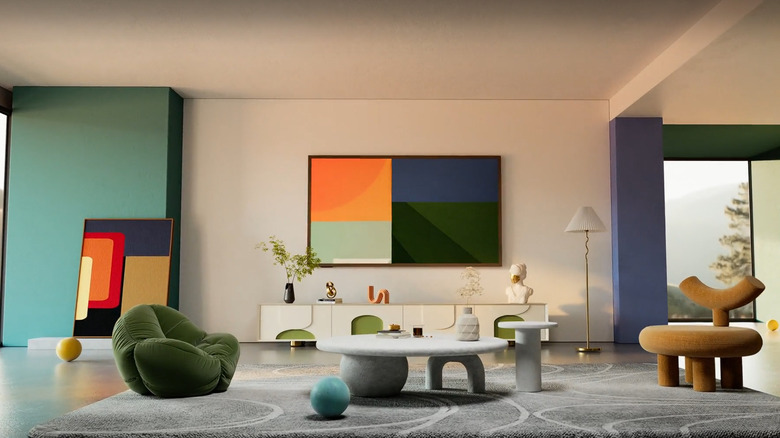 Телевизор HiSense Canvas с диагональю 75 дюймов, установленный на бежевой стене современной гостиной, демонстрирует современное искусство.