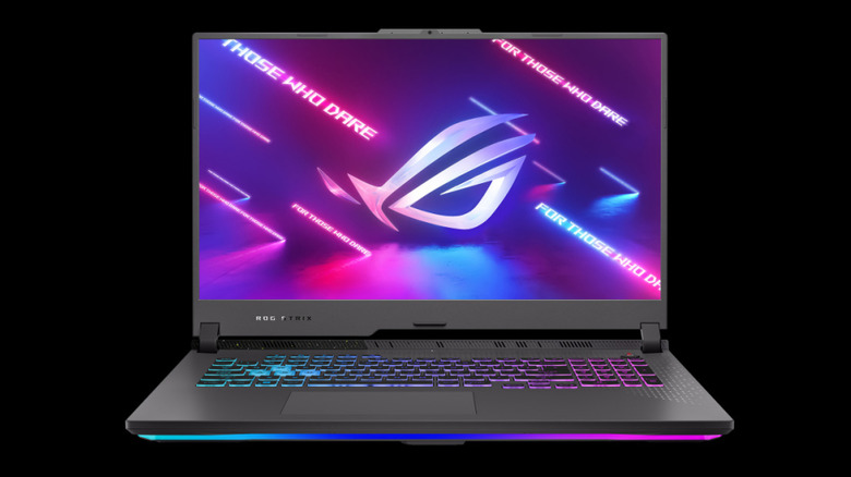 Версия 17-дюймового игрового ноутбука Asus Rog Strix G17 2023 года на черном студийном фоне со всеми включенными лампочками.