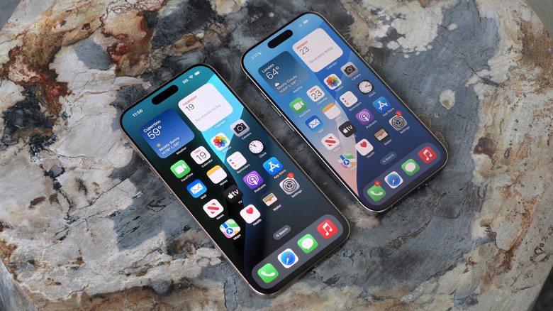 iPhone 16 Pro и 16 Pro Max лицевой стороной вверх на камне