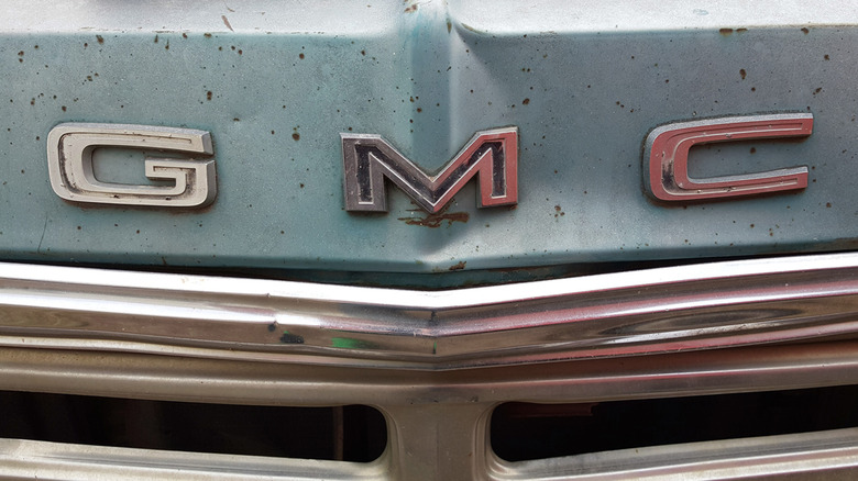 Значок гриля GMC на старом автомобиле.