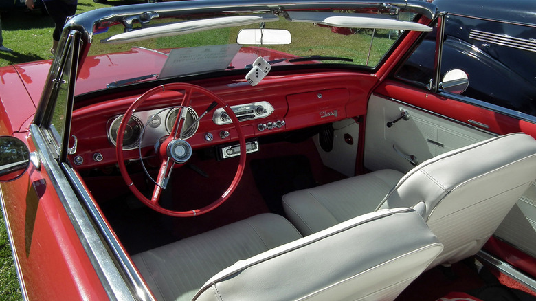 Внутреннее пространство кабриолета Chevy II Nova 400 1962 года выпуска.
