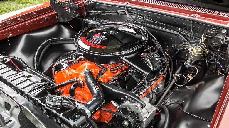 Моторный отсек Chevy Chevelle 1966 года выпуска, оснащенный двигателем V8 с большим блоком 396.
