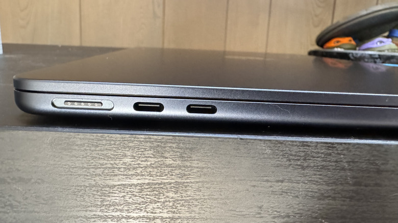 Снимок Apple MacBook Air M4 крупным планом: два порта USB-C рядом с портом зарядки MagSafe.
