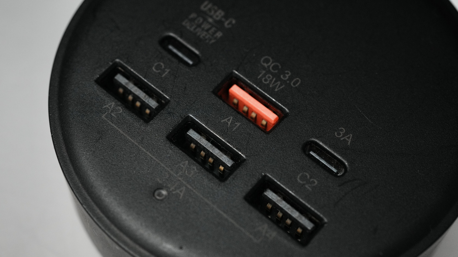 Почему некоторые порты USB имеют цветовую маркировку, а порты USB-C — нет