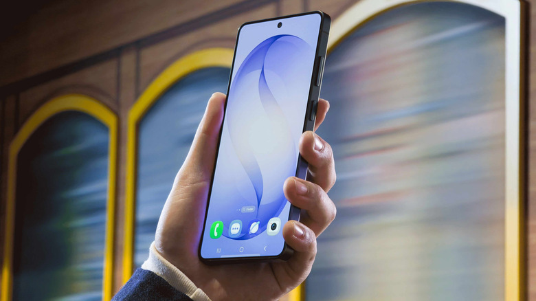 Рука держит Samsung Galaxy S26 Ultra