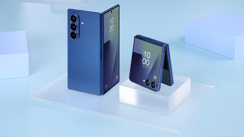 Samsung Galaxy Z Fold 7 и Z Flip 7 на фоне блока