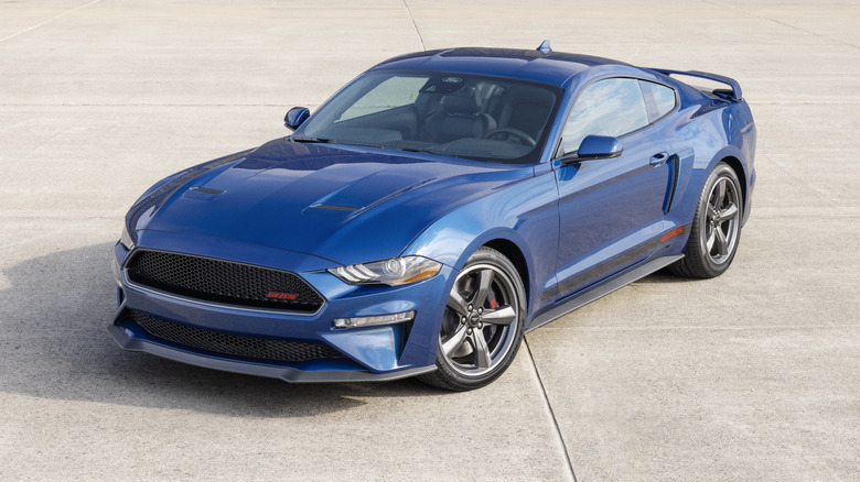 Mustang GT California Special 2022 модельного года в синем цвете