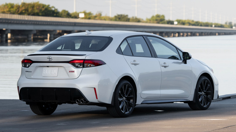 Вид сзади на 3/4 Toyota Corolla на берегу моря