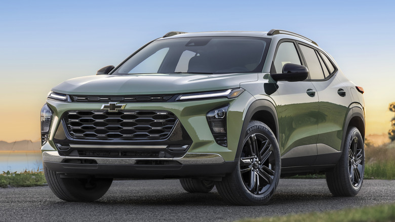Вид спереди на 3/4 Chevrolet Trax на берегу моря
