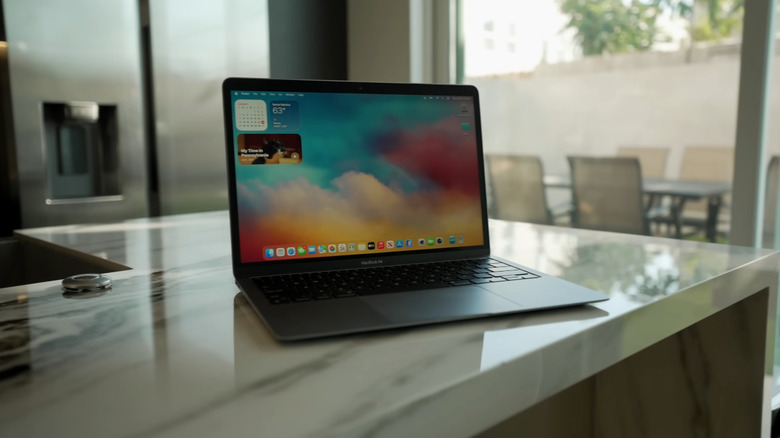 MacBook Air M1 на домашней столешнице