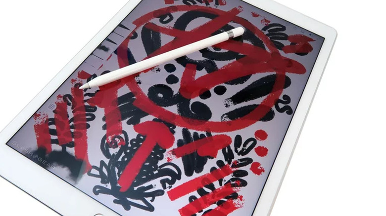 iPad Pro с яблочным карандашом на белом фоне