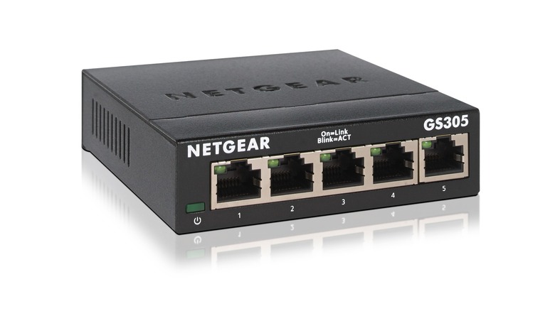 Netgear GS305 на белом фоне
