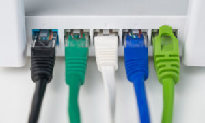 Вам нужно больше портов Ethernet на вашем маршрутизаторе? Этот недорогой гаджет может помочь