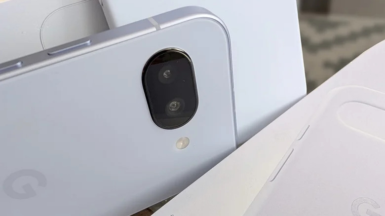 Модуль камеры Pixel 9a крупным планом.