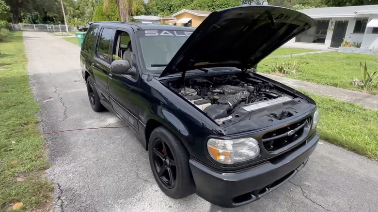 Черный Saleen Explorer XP8, вид спереди в 3/4 с открытым капотом.
