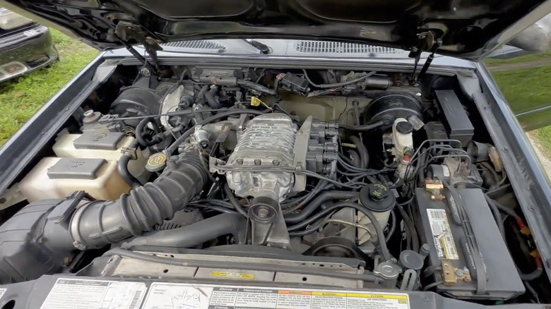 Вид под капотом двигателя 5.0 V8 с наддувом в Saleen Explorer XP8.