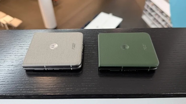 Два Motorola Razr Ultra лежат сложенными на перилах