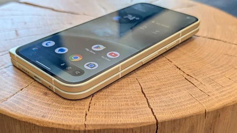 Google Pixel 10 Pro Fold лежит на столе в сложенном состоянии