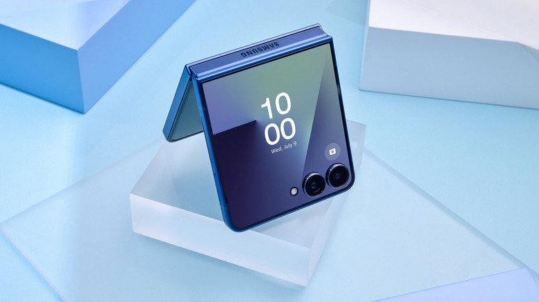 Samsung Galaxy Z Flip 7 позирует на блоках