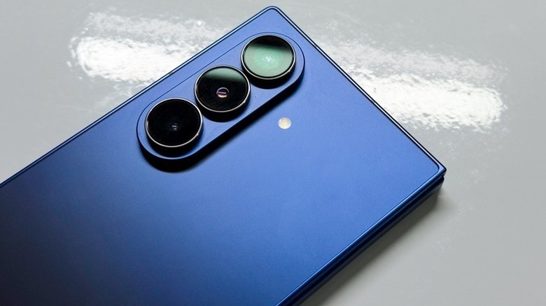 Samsung Galaxy Z Fold 7 закрыт на столе