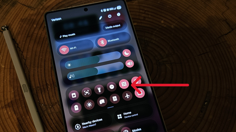 Панель быстрых настроек на Samsung Galaxy S25 Ultra со стрелкой, указывающей на переключатель NFC