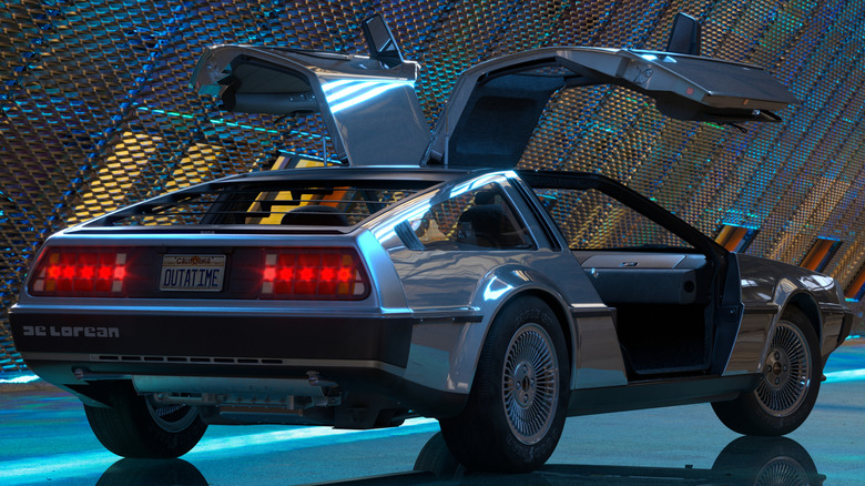 На фото DeLorean с открытыми дверями.