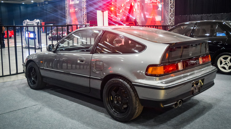 Фотография, на которой изображена Honda CRX, представленная на автосалоне.