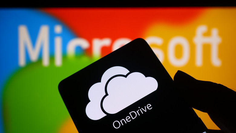 Логотип OneDrive на телефоне